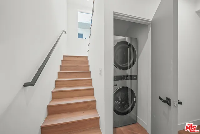 a view of entryway with washer and dryer