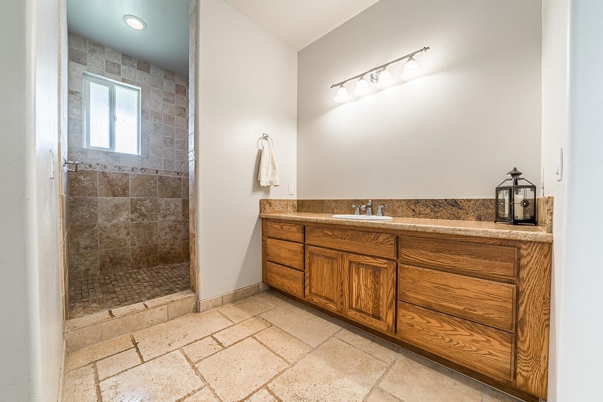 2640 Puuomalei Road Haiku, HI 96708 - Photo 20 of 30 a spacious bathroom with a granite countertop sink and a mirror