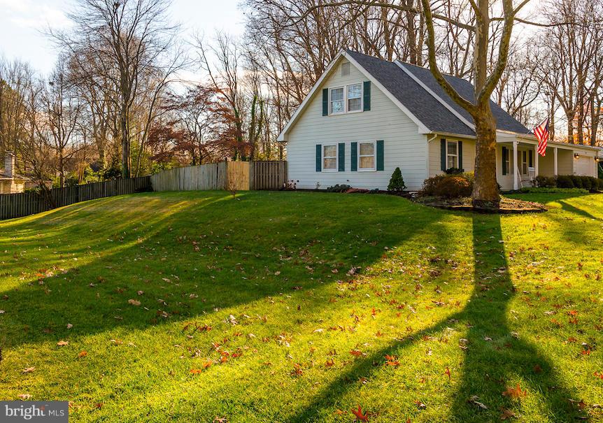 Huge lot with unfenced area each side of the house