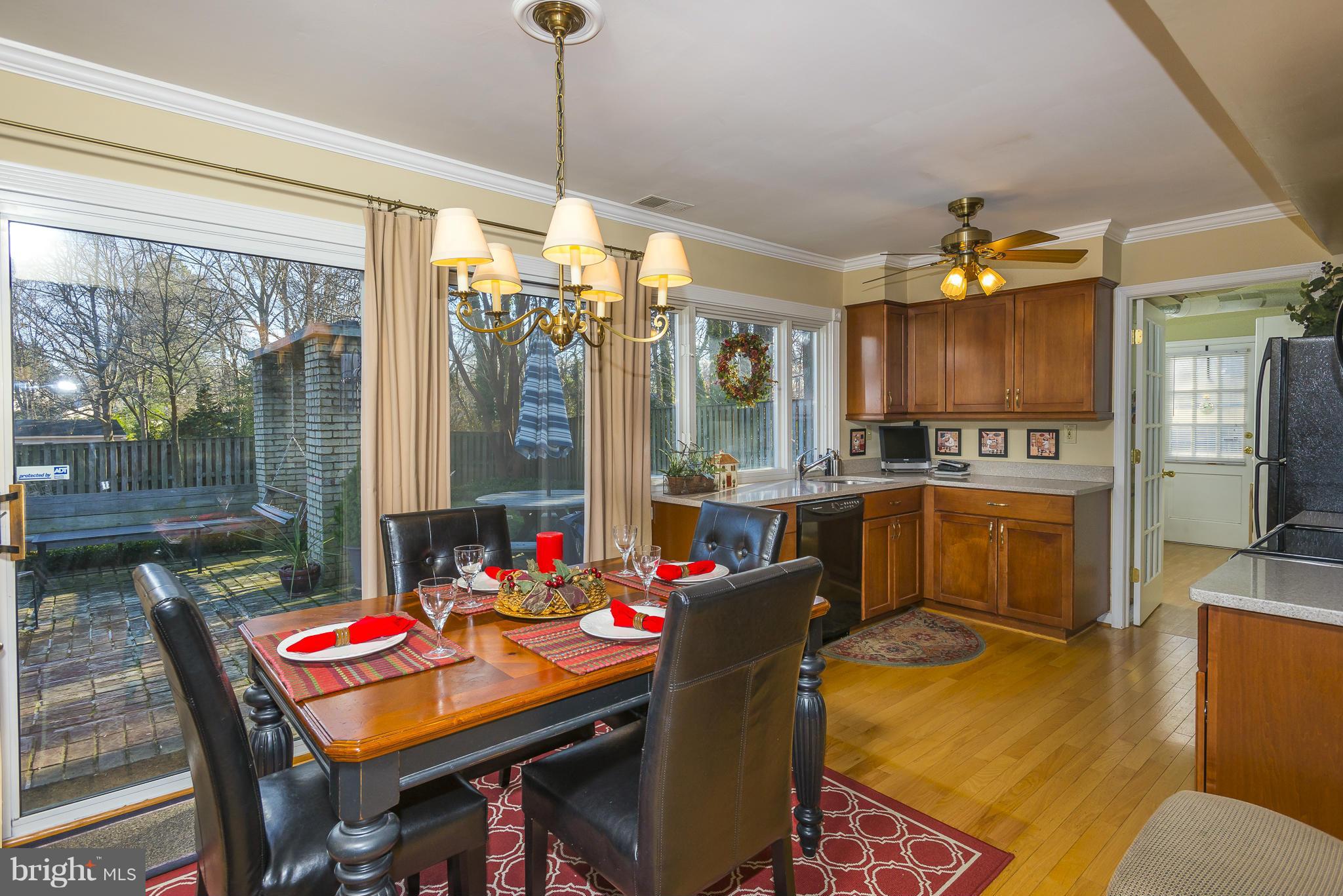 Open concept dining/kitchen area