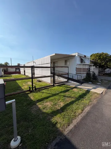 a view of a garden with a bench in front of it