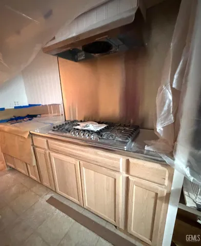 a view of a house with backyard