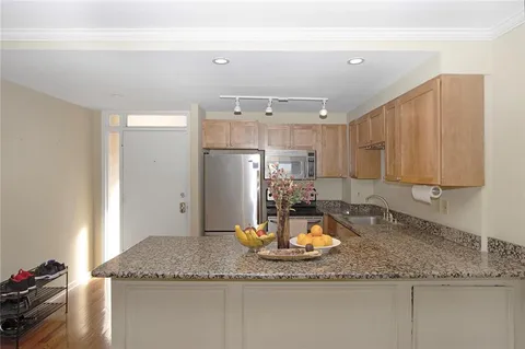 $389,000 | 3915 St Charles Avenue, Unit 511, New Orleans, LA 70115