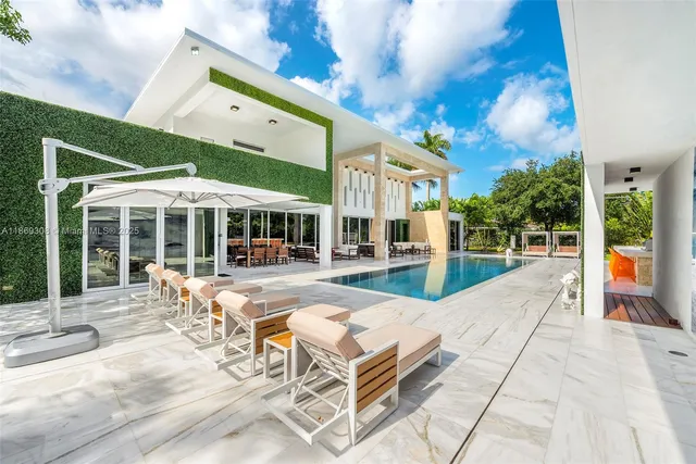 a view of a swimming pool with seating space