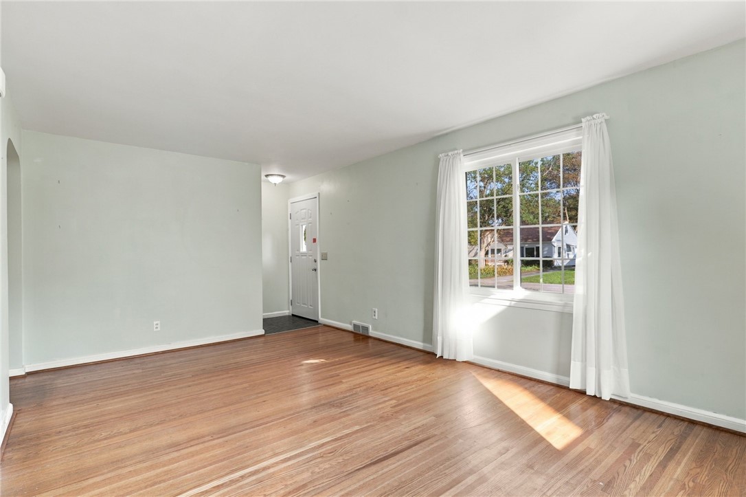 325 Brandon Road Irondequoit, NY 14622 - Photo 4 of 30 Gallery Image 4