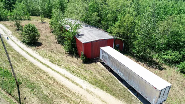 a view of a back yard