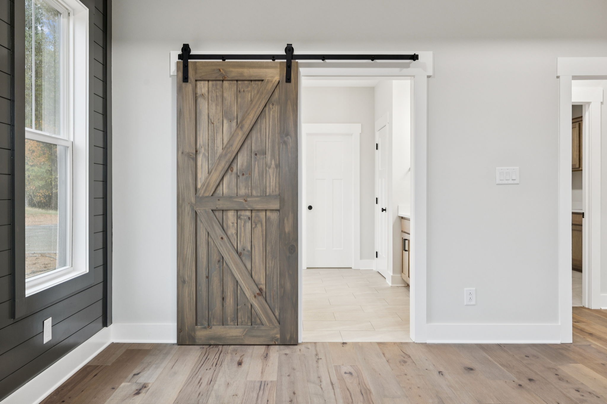 3151 Sulphur Springs Road Clarksville, TN 37043 - Photo 50 of 94 an entryway with wooden floor