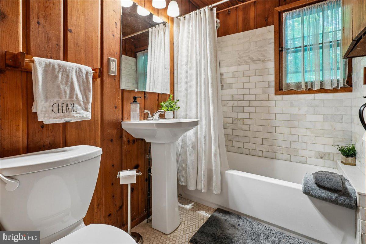12000 Mente Road Manassas, VA 20112 - Photo 27 of 30 Bathroom with classic subway tile - pedestal sink