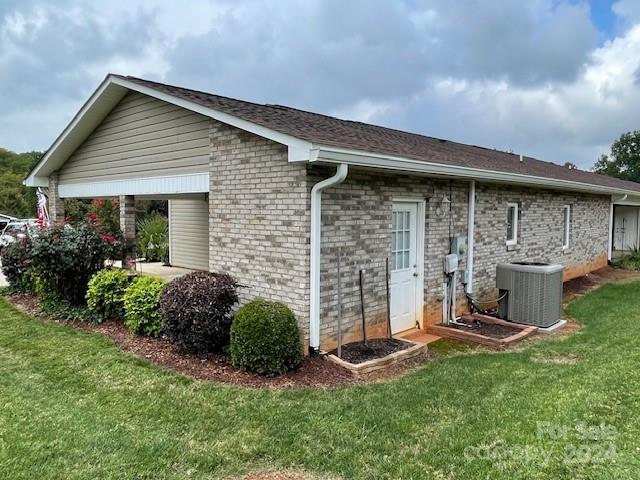 505 2nd St Place Northeast, Unit E4 Conover, NC 28613 - Photo 4 of 17 a view of a backyard with plants and a garage