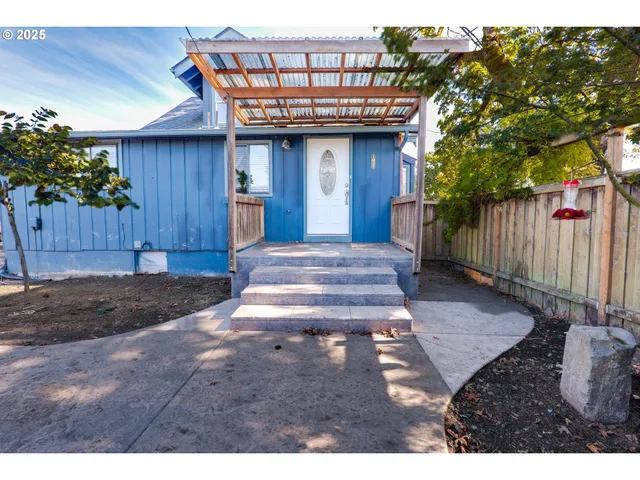 a view of outdoor space yard and porch