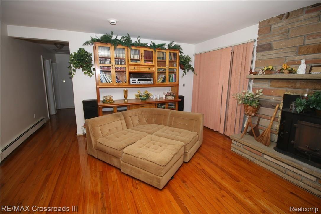 28525 Karr Road Belleville, MI 48111 - Photo 2 of 29 Living Room