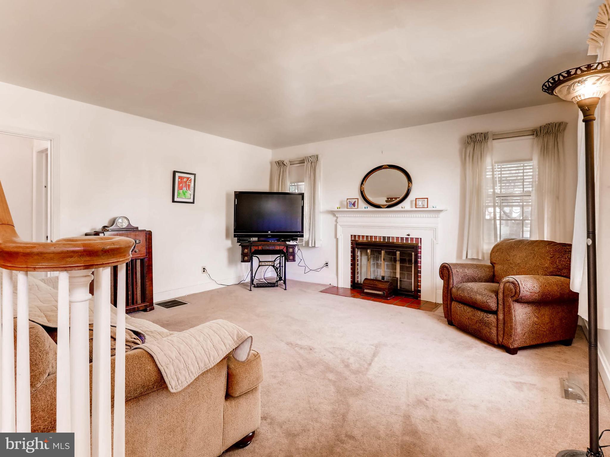 3116 Dunglow Road Baltimore, MD 21222 - Photo 5 of 29 Large Living Room