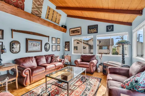 a room with filled furniture and a mirror