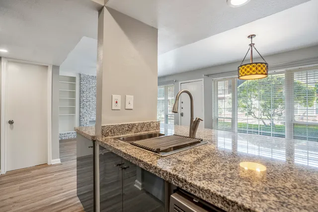 $1,700 | 5343 Richmond Avenue, Unit 12, Houston, TX 77056