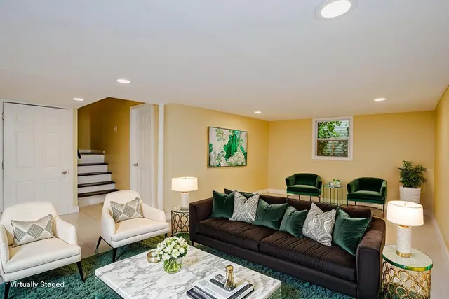 $415,000 | 211 West Hanover Place, Mount Prospect, IL 60056