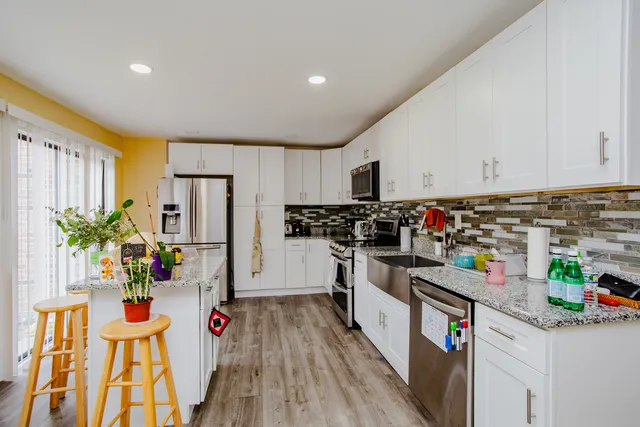 $415,000 | 211 West Hanover Place, Mount Prospect, IL 60056