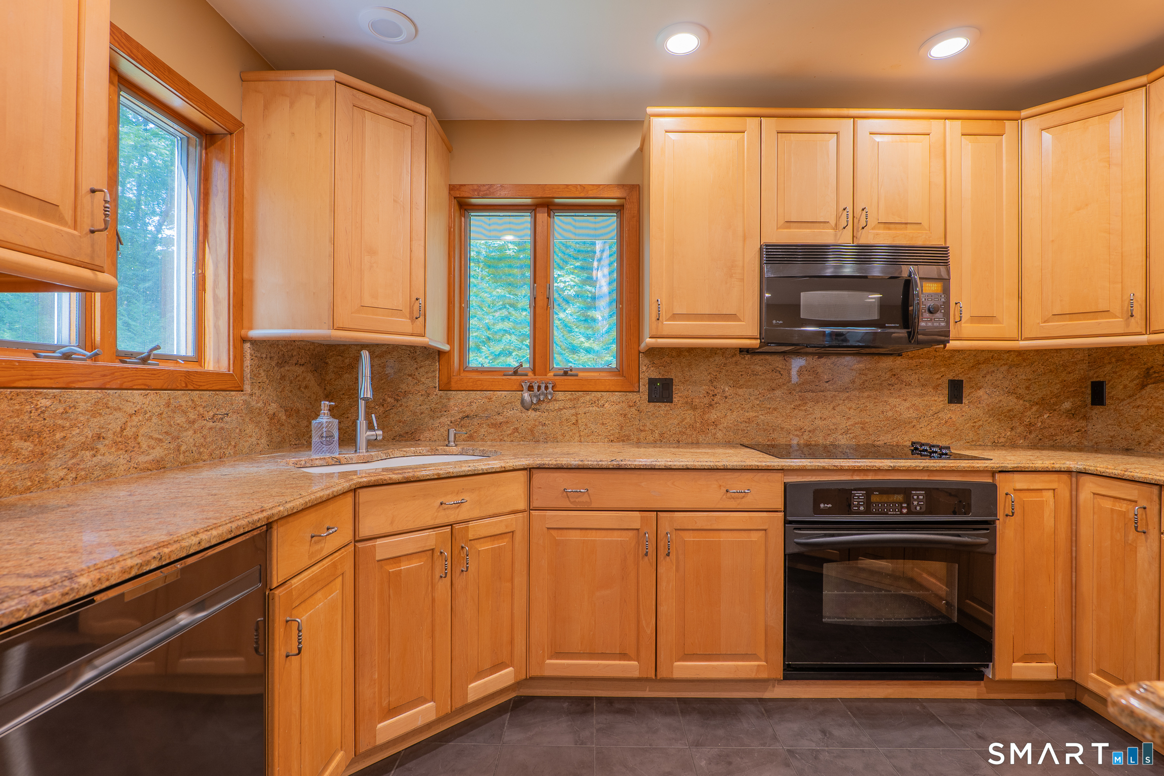 32 Horseshoe Ridge Road Newtown, CT 06482 - Photo 10 of 40