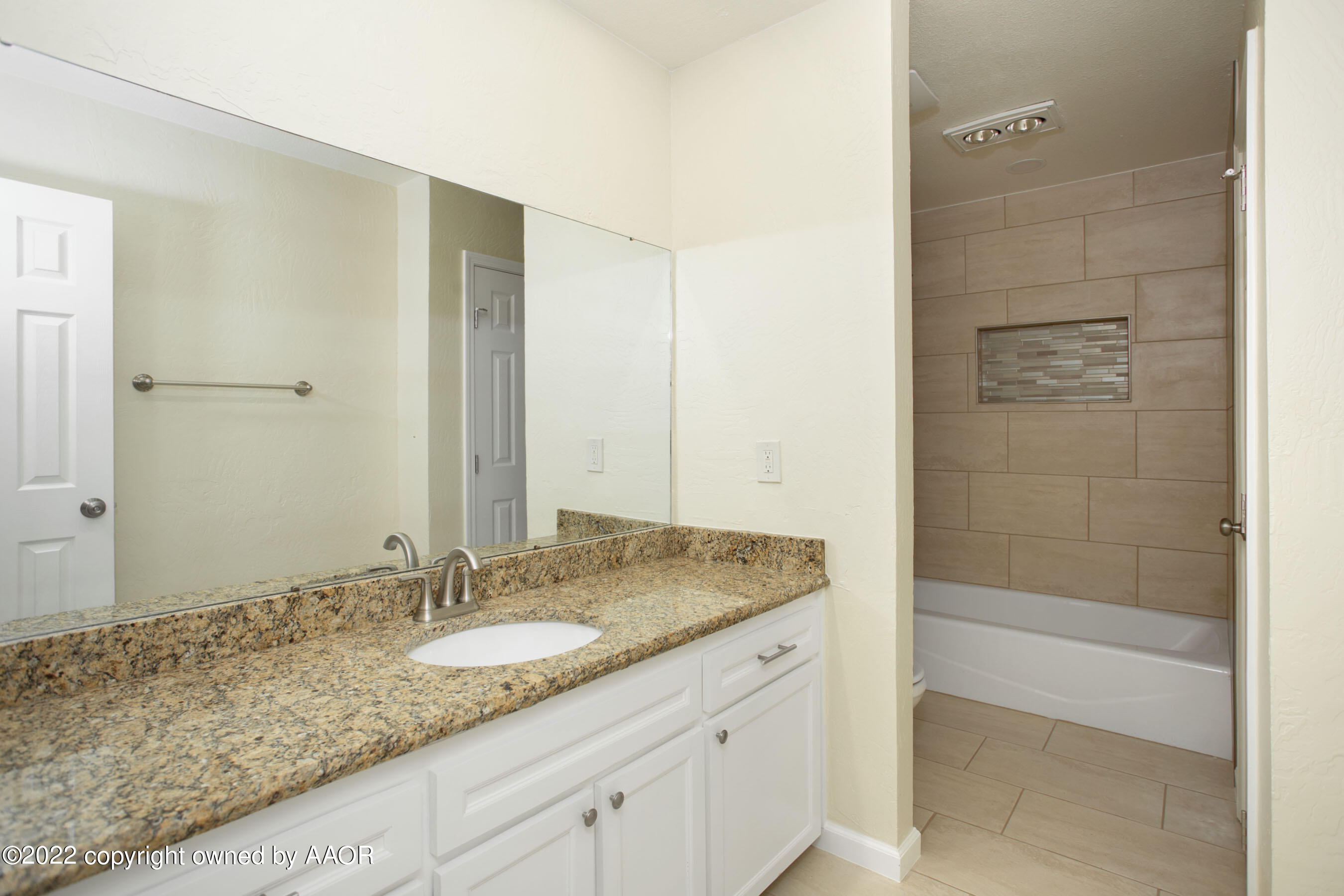 6702 Garwood Road Amarillo, TX 79109 - Photo 21 of 26 Hall Bathroom