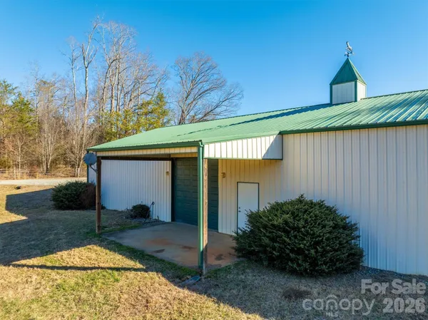 a view of a house with backyard and garden