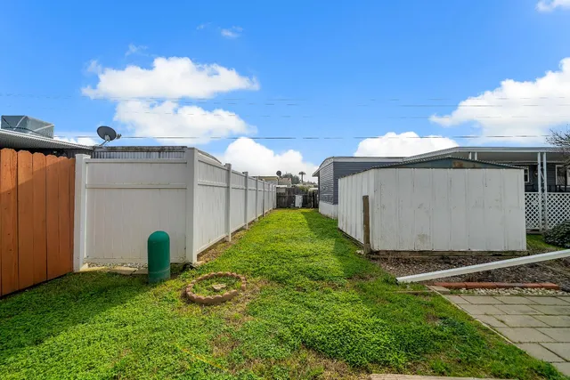 a view of back yard of the house