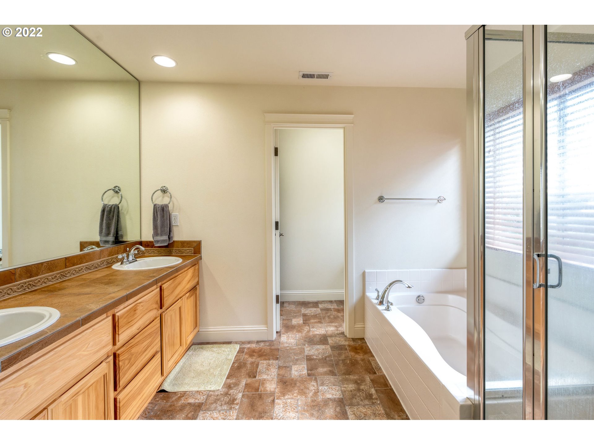 2785 North Fremont Street Cornelius, OR 97113 - Photo 15 of 32 a bathroom with a tub sink and mirror