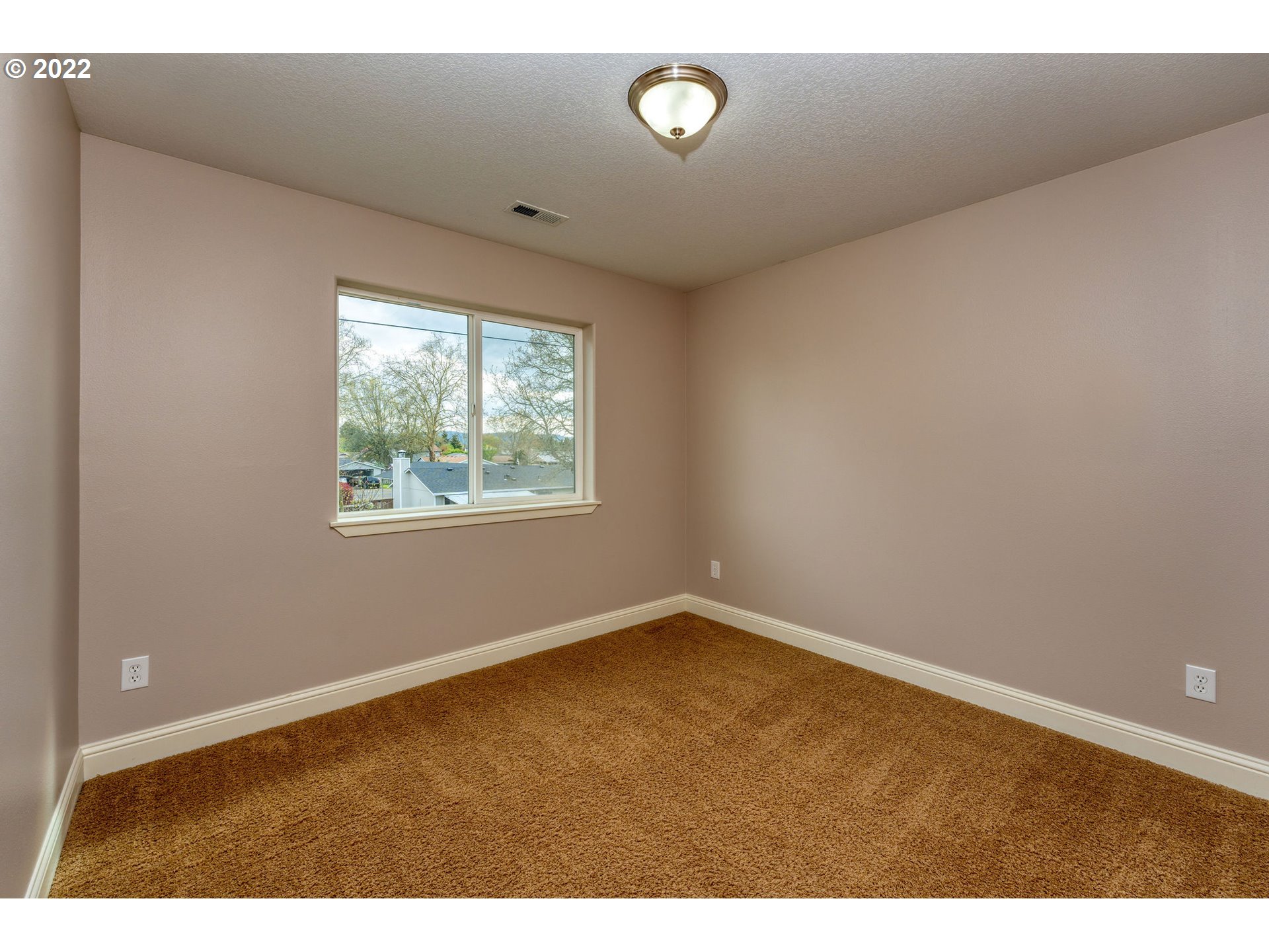 2785 North Fremont Street Cornelius, OR 97113 - Photo 17 of 32 an empty room with windows