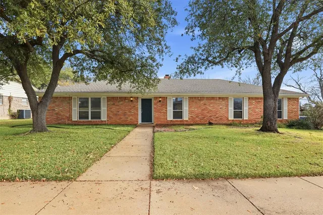 $400,000 | 1607 Arrowhead Drive, Pantego, TX 76013