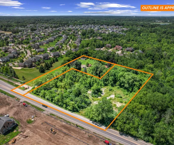 $945,000 | 27487 Pontiac Trail, South Lyon, MI 48178