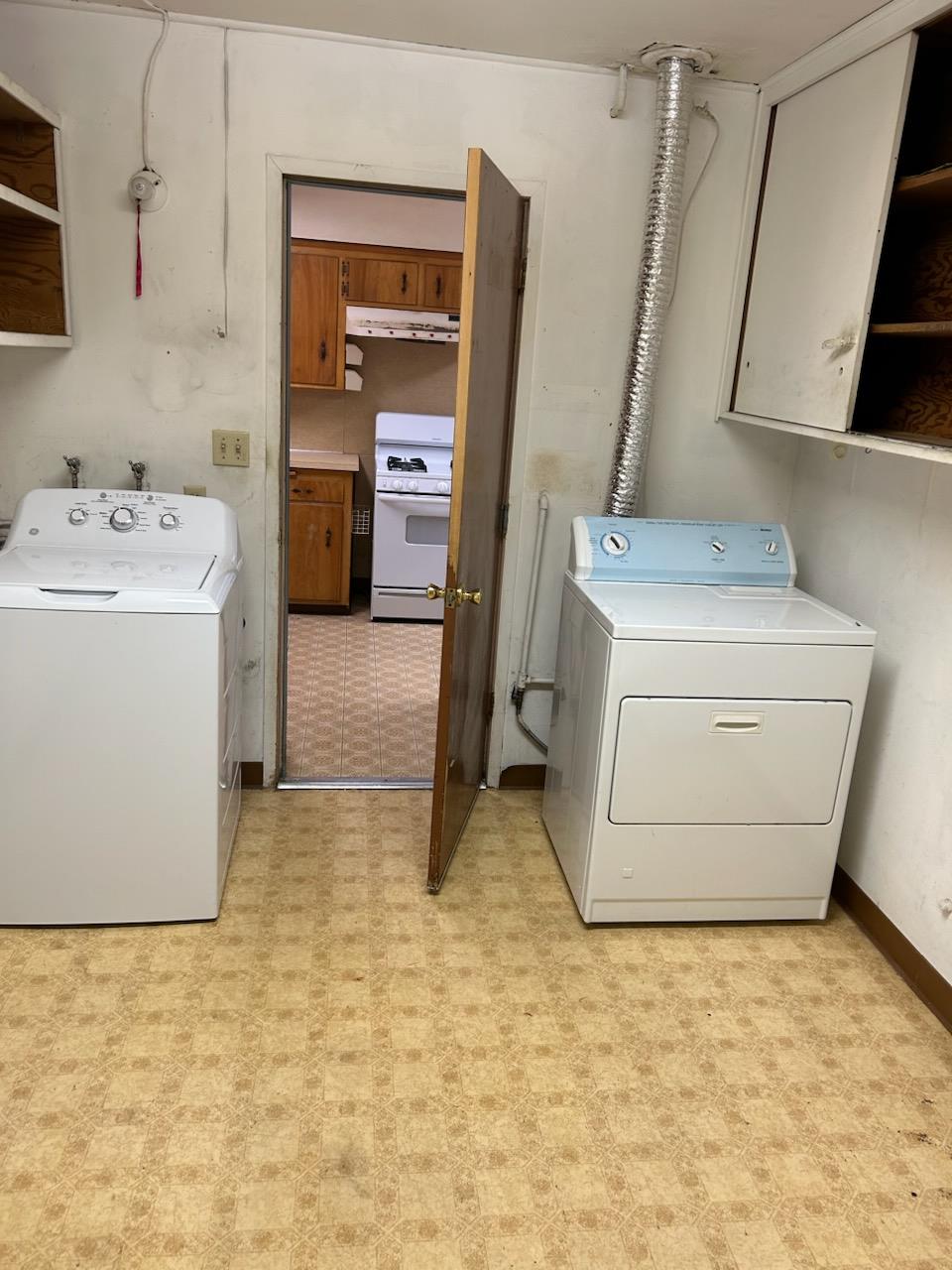 229 E Street Los Banos, CA 93635 - Photo 6 of 9 a utility room with dryer and washer