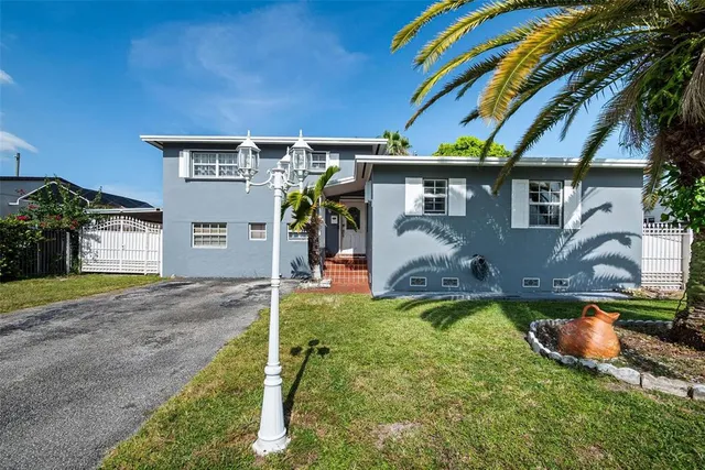 a view of a house with backyard