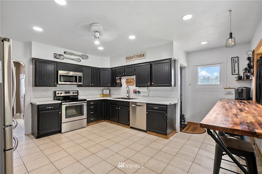 9191 Weidkamp Road Lynden, WA 98264 - Photo 4 of 33