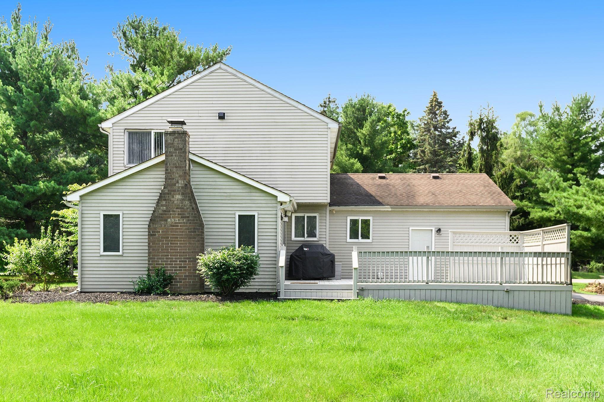 9391 White Lake Road Fenton, MI 48430 - Photo 2 of 21 19.jpg
