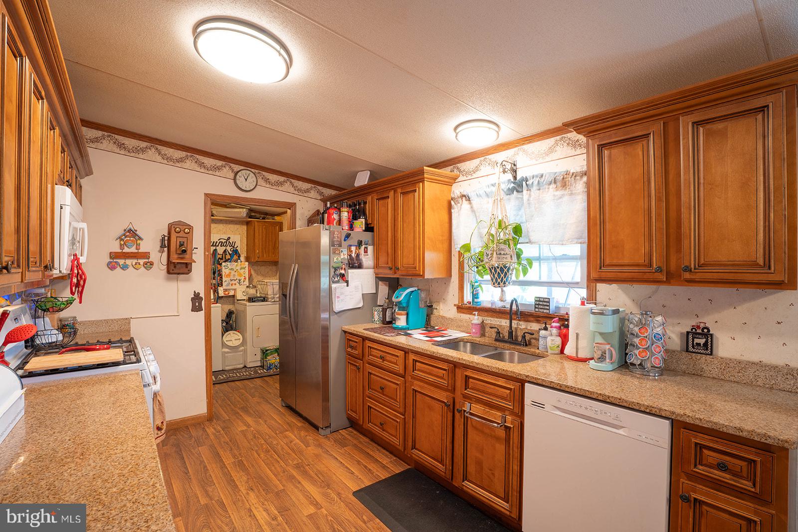 940 Willow Grove Road Monroeville, NJ 08343 - Photo 4 of 22 Warm and inviting kitchen space.