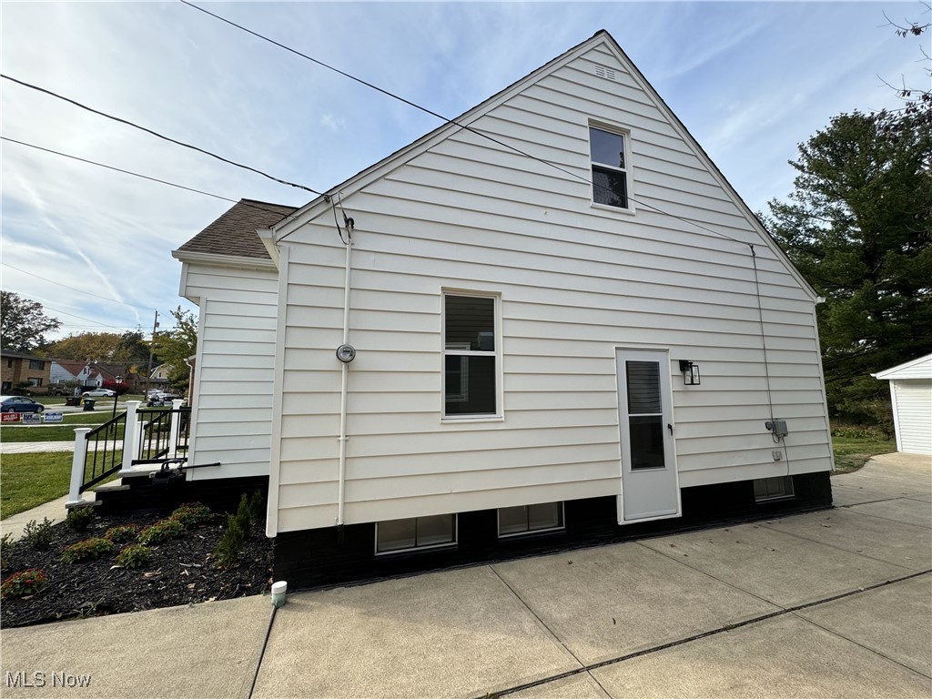 2014 Lorimer Road Cleveland, OH 44134 - Photo 3 of 34