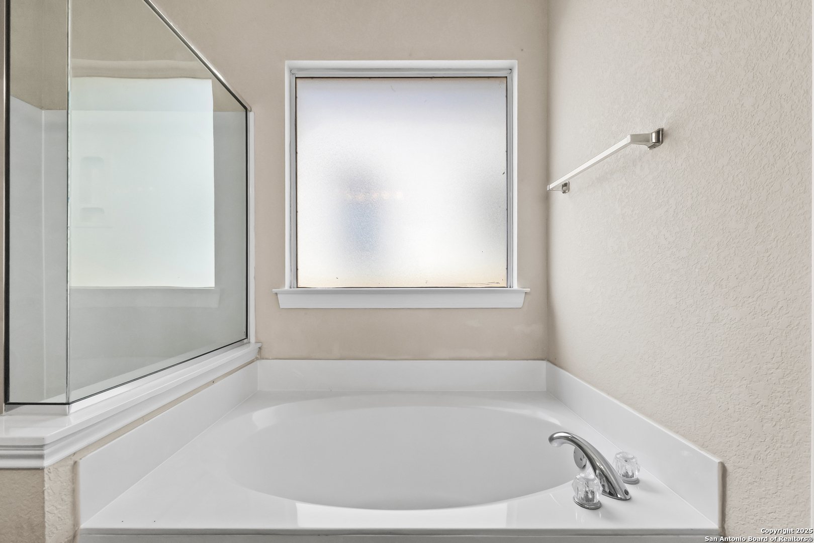 156 Springtree Bluff Cibolo, TX 78108 - Photo 27 of 42 a white bath tub sitting next to a window