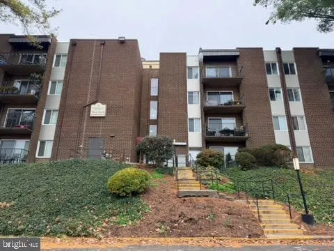 a view of a back yard