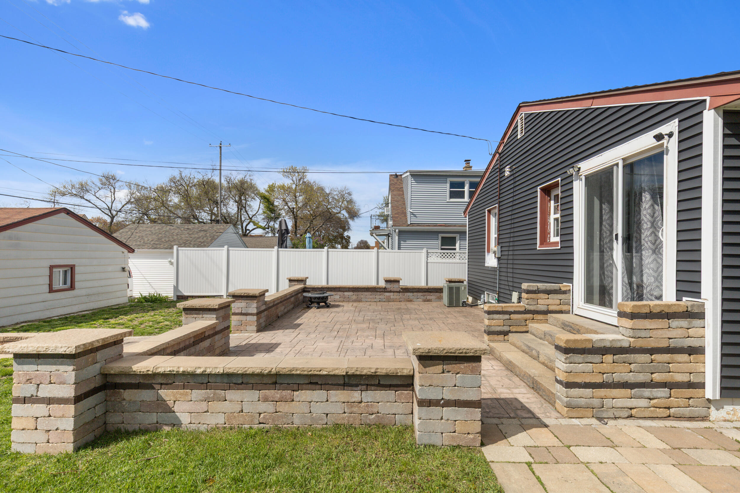 3319 South 25th Street Milwaukee, WI 53215 - Photo 22 of 31 Patio side view