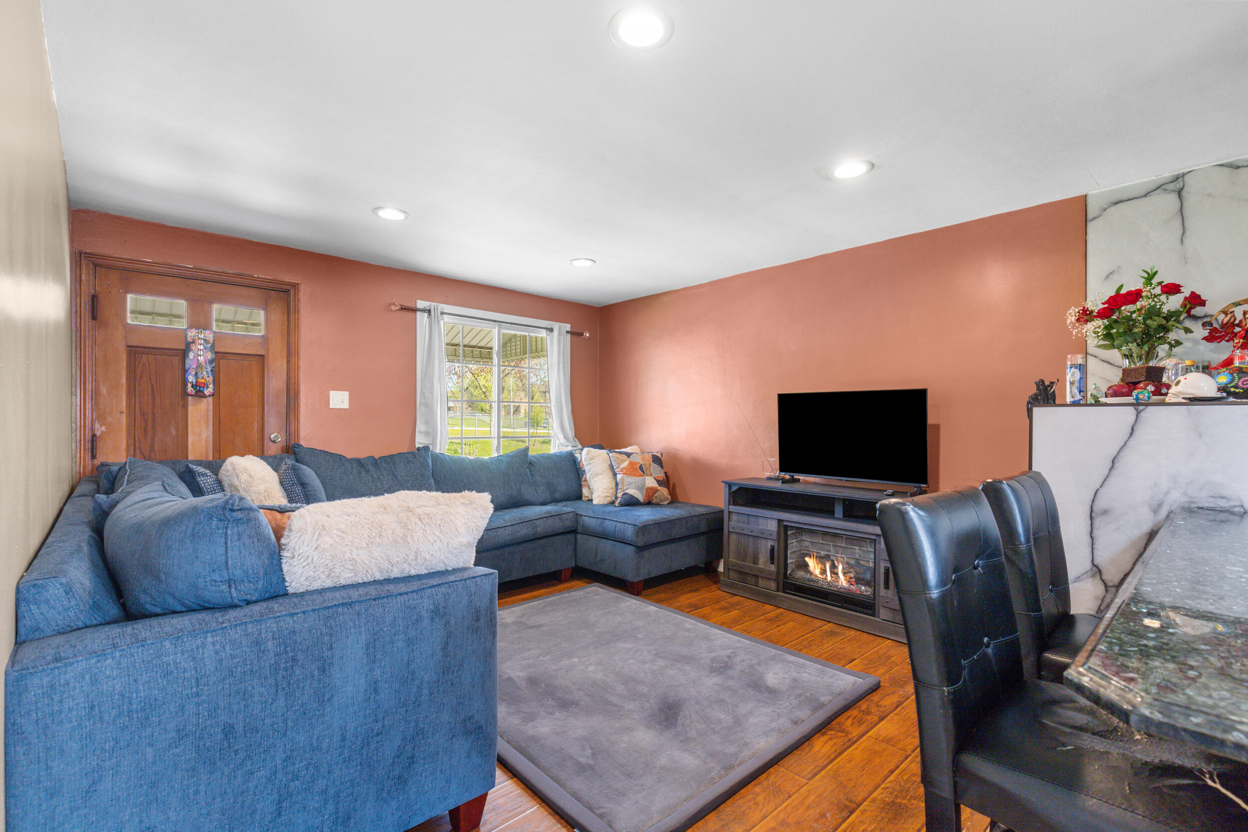 3319 South 25th Street Milwaukee, WI 53215 - Photo 5 of 31 Living Room
