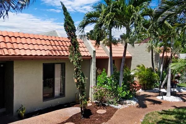 $324,900 | 153 Southeast 7th Street, Unit G1, Deerfield Beach, FL 33441