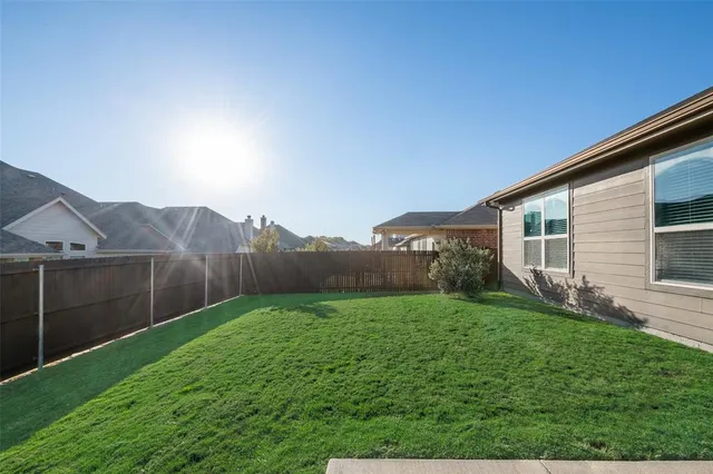 a view of a back yard