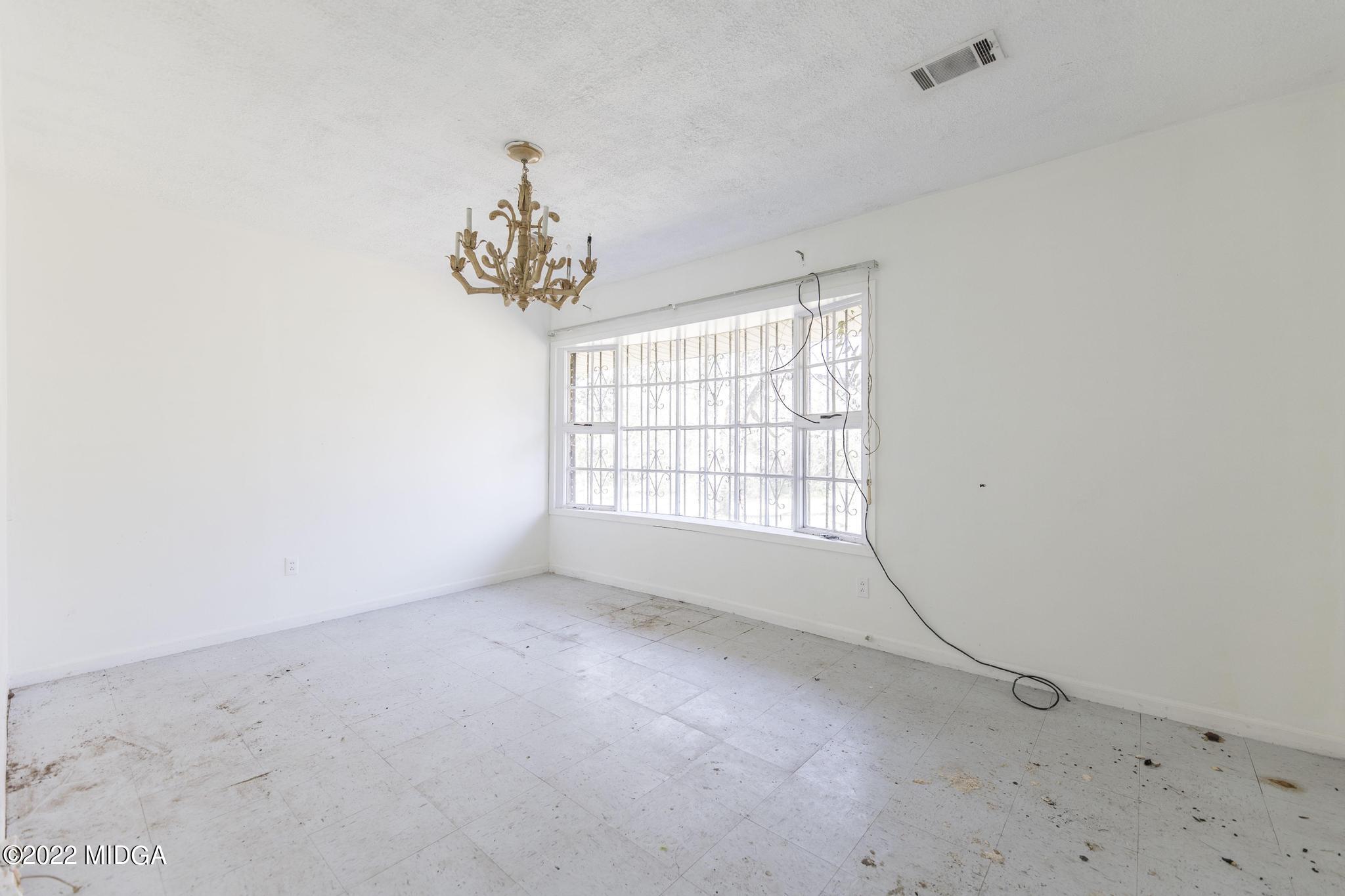 10 Mattie Road Fort Valley, GA 31030 - Photo 23 of 48 an empty room with a window