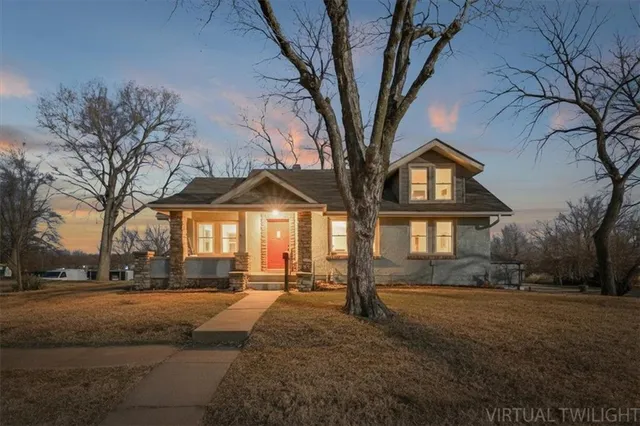 $300,000 | 904 East Kaskaskia Street, Paola, KS 66071