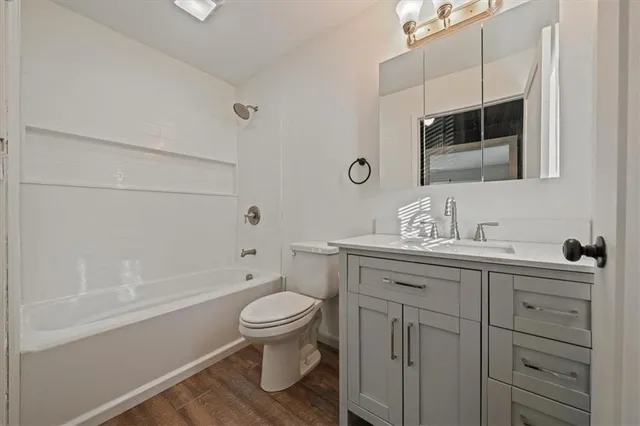 $300,000 | 904 East Kaskaskia Street, Paola, KS 66071