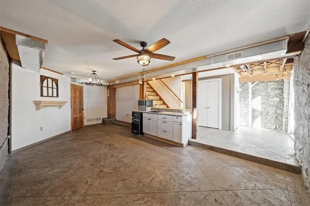 $300,000 | 904 East Kaskaskia Street, Paola, KS 66071