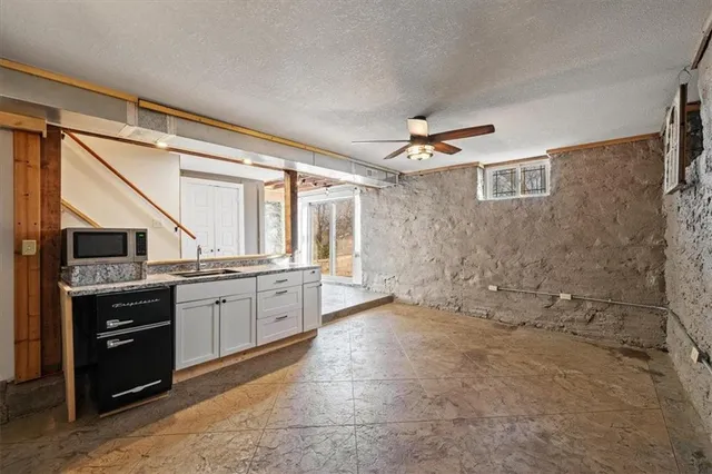 $300,000 | 904 East Kaskaskia Street, Paola, KS 66071