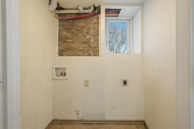 $300,000 | 904 East Kaskaskia Street, Paola, KS 66071