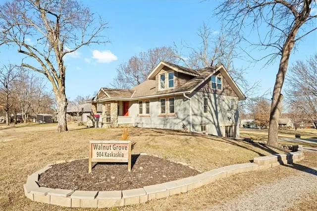 $300,000 | 904 East Kaskaskia Street, Paola, KS 66071