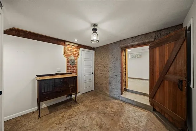 $300,000 | 904 East Kaskaskia Street, Paola, KS 66071