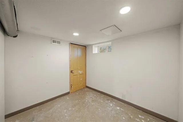 $300,000 | 904 East Kaskaskia Street, Paola, KS 66071