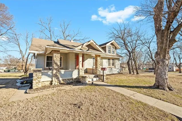 $300,000 | 904 East Kaskaskia Street, Paola, KS 66071